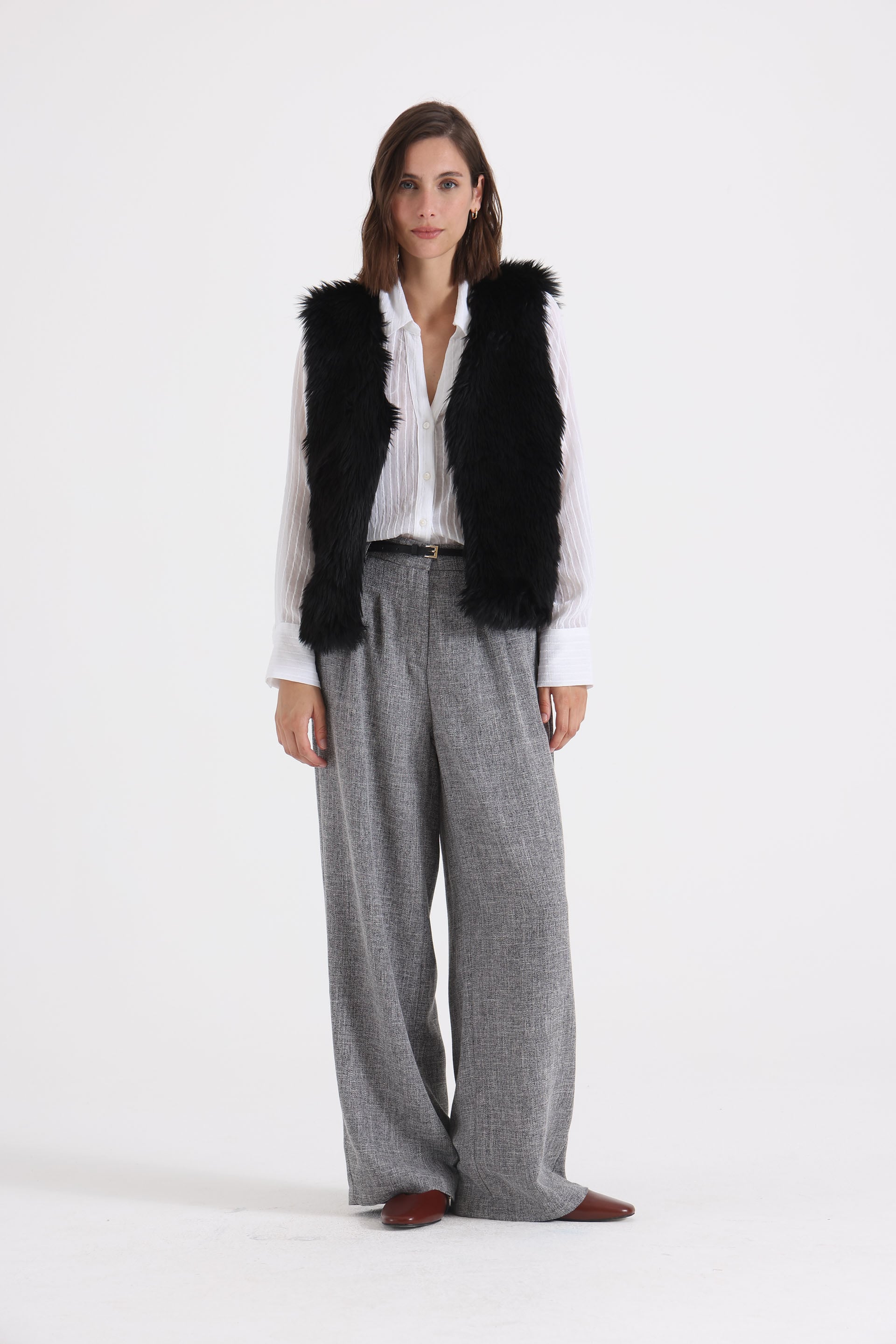 CHALECO-DE-PIEL-NEGRO-1600173102