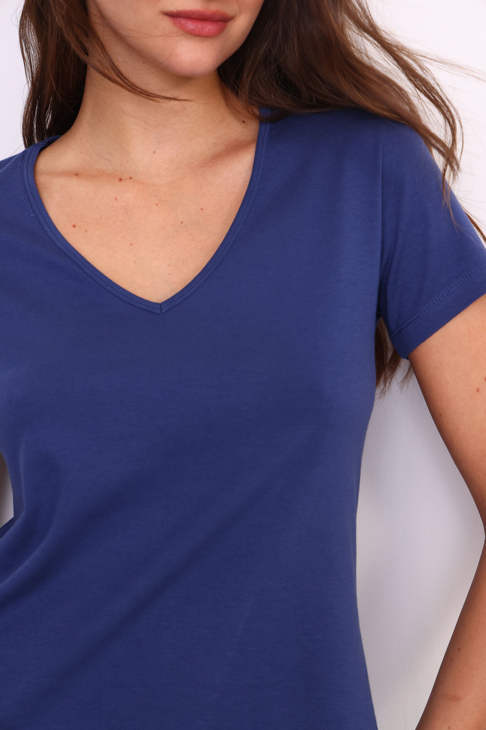 REMERA PENELOPE MC ESCOTE V AZUL MARINO